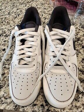 Nike Men’s White and Black Low-Top Sneakers